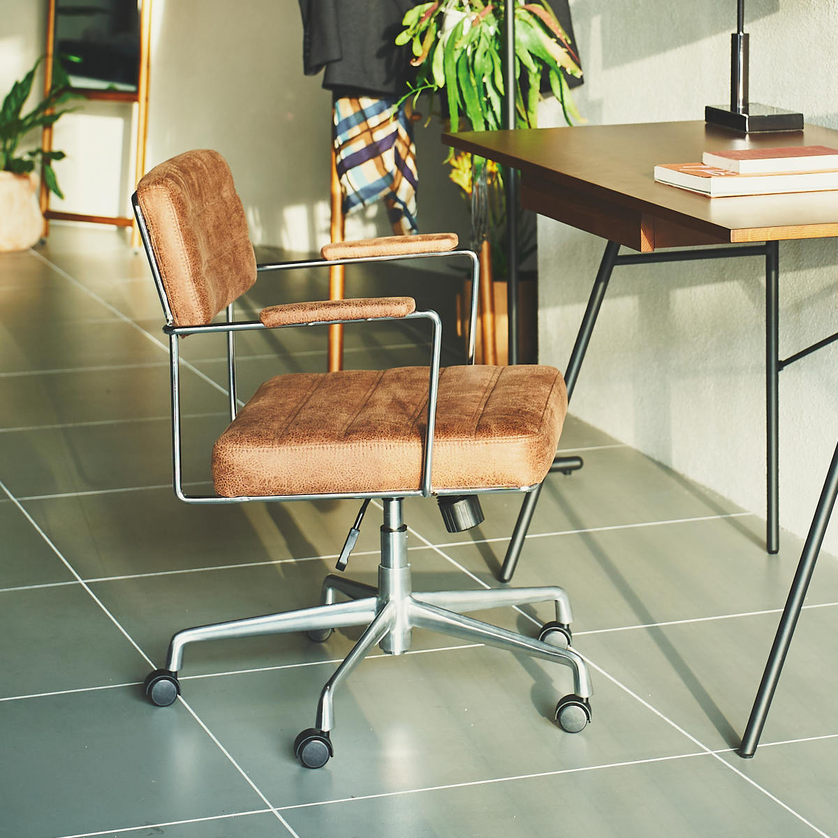 オフィスチェア 昇降式 座面高44~54cm デスクチェア ボラゴ form ( ワークチェア パソコンチェア レザー調 キャスター付き ロッキング機能 肘掛け 学習椅子 勉強椅子 座面 四角 高さ調節 イス オフィス 仕事 ) 【ブラック】 ブラック