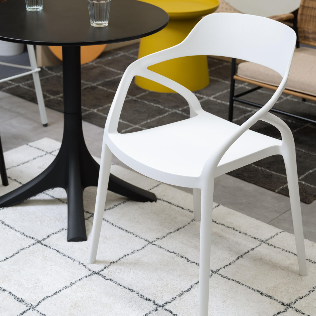 ダイニングチェア 座面高45cm 軽量 肘掛け付き 完成品 ガーデンチェア ( チェア ダイニング イス 椅子 食卓椅子 屋内 屋外 軽い プラスチック 積み重ね スタッキング 食卓 ベランダ 庭 アウトドア ガーデン家具 サブチェア ) 【ホワイト】 ホワイト