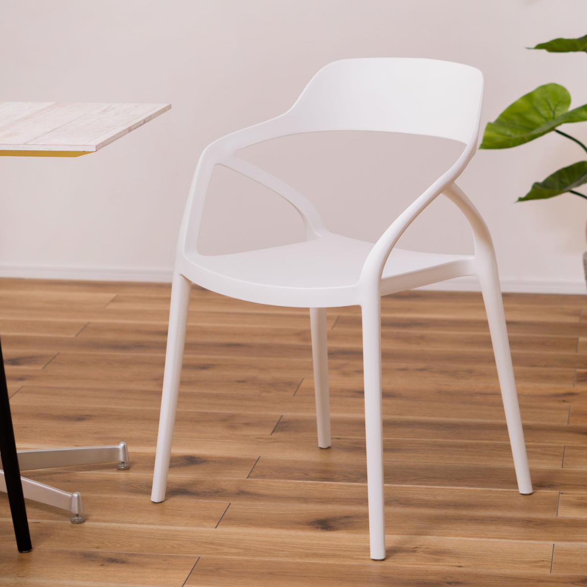 ダイニングチェア 座面高45cm 軽量 肘掛け付き 完成品 ガーデンチェア ( チェア ダイニング イス 椅子 食卓椅子 屋内 屋外 軽い プラスチック 積み重ね スタッキング 食卓 ベランダ 庭 アウトドア ガーデン家具 サブチェア ) 【ホワイト】 ホワイト
