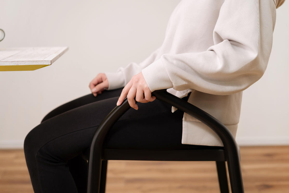 ダイニングチェア 座面高45cm 軽量 肘掛け付き 完成品 ガーデンチェア ( チェア ダイニング イス 椅子 食卓椅子 屋内 屋外 軽い プラスチック 積み重ね スタッキング 食卓 ベランダ 庭 アウトドア ガーデン家具 サブチェア ) 【ホワイト】 ホワイト