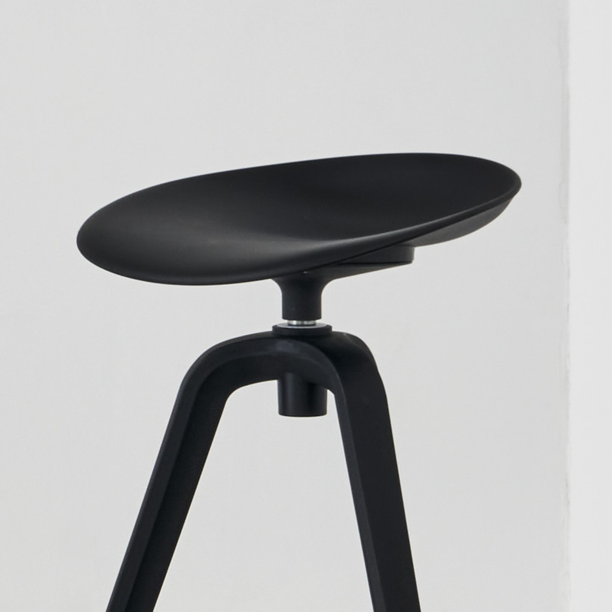 ハイスツール 回転 カウンターチェア ( スツール 高さ75cm チェア チェアー フットレスト付き 1人掛け イス 椅子 いす 腰掛け キッチン 背もたれなし 360度回転 カウンター バーチェア オフィス 会社 店舗 ワークスペース スリム ) 【ブラック】 ブラック