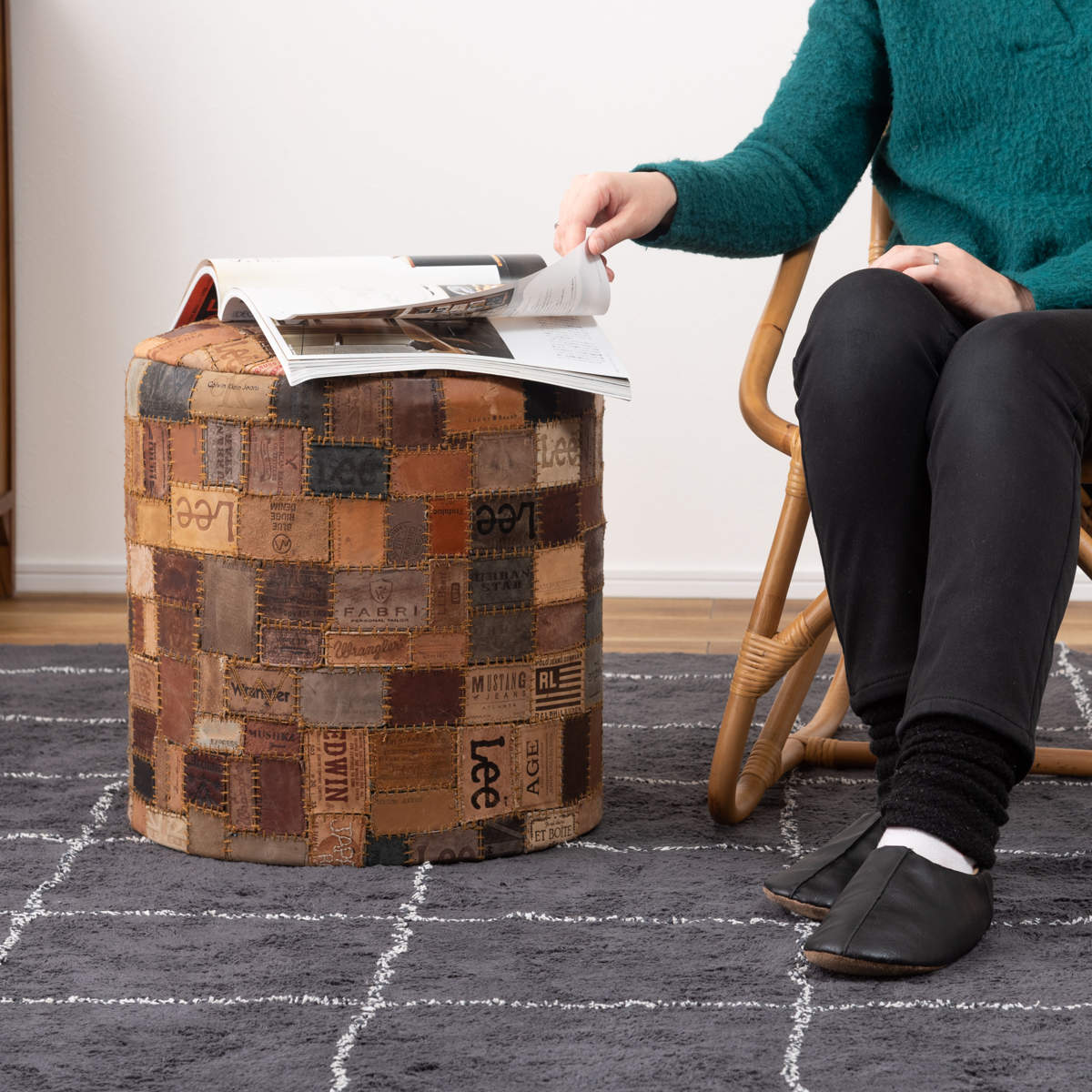 スツール ラウンド 高さ44cm おしゃれ パッチワーク 完成品 ( 椅子 チェア 腰掛け イス ヴィンテージ調 本革 合皮 サイドテーブル オットマン 軽量 丸 革タグ サブチェア 来客用 リビング キッチン 玄関 簡易テーブル 軽い )