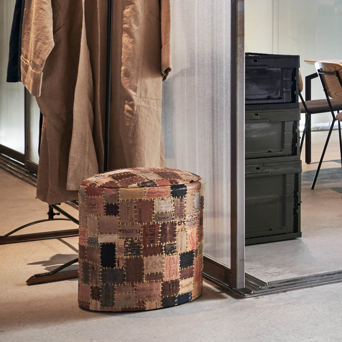 スツール ラウンド 高さ44cm おしゃれ パッチワーク 完成品 ( 椅子 チェア 腰掛け イス ヴィンテージ調 本革 合皮 サイドテーブル オットマン 軽量 丸 革タグ サブチェア 来客用 リビング キッチン 玄関 簡易テーブル 軽い )