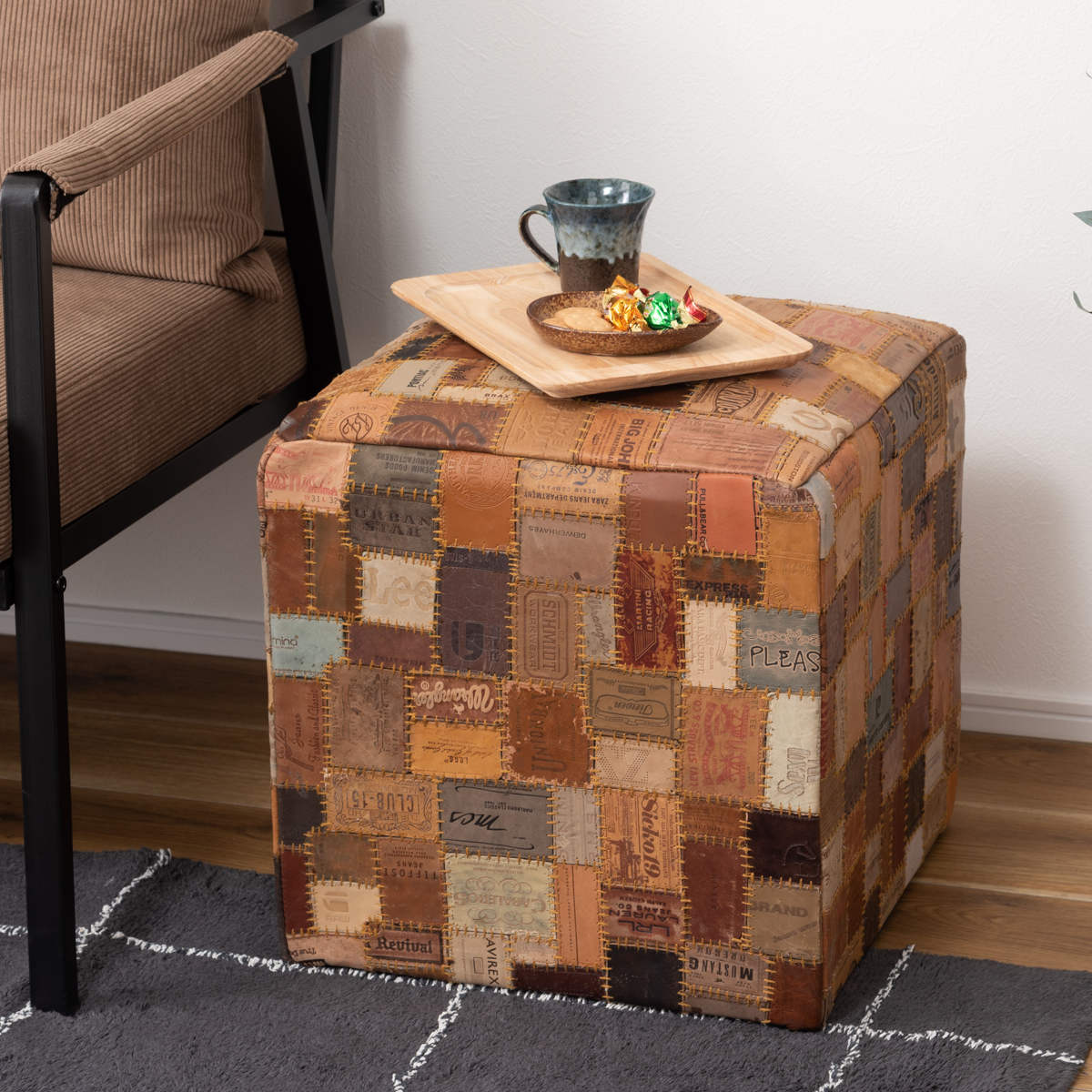 スツール キューブ 高さ44cm おしゃれ パッチワーク 完成品 ( 椅子 チェア 腰掛け イス ヴィンテージ調 本革 合皮 サイドテーブル オットマン 軽量 四角 革タグ サブチェア 来客用 リビング キッチン 玄関 簡易テーブル 軽い )