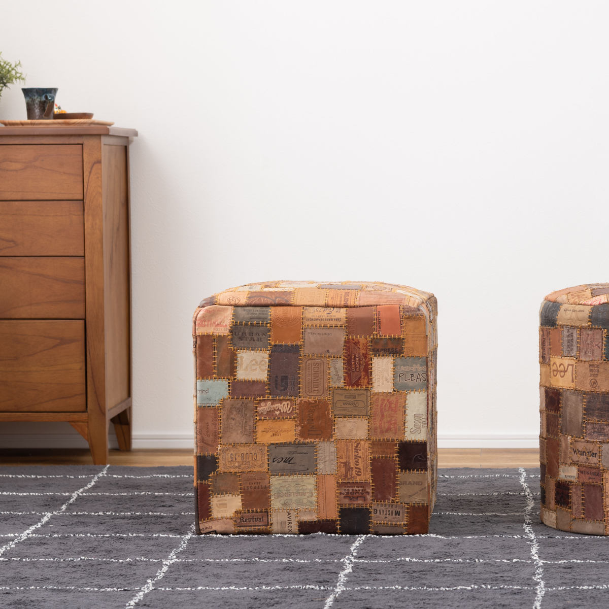 スツール キューブ 高さ44cm おしゃれ パッチワーク 完成品 ( 椅子 チェア 腰掛け イス ヴィンテージ調 本革 合皮 サイドテーブル オットマン 軽量 四角 革タグ サブチェア 来客用 リビング キッチン 玄関 簡易テーブル 軽い )