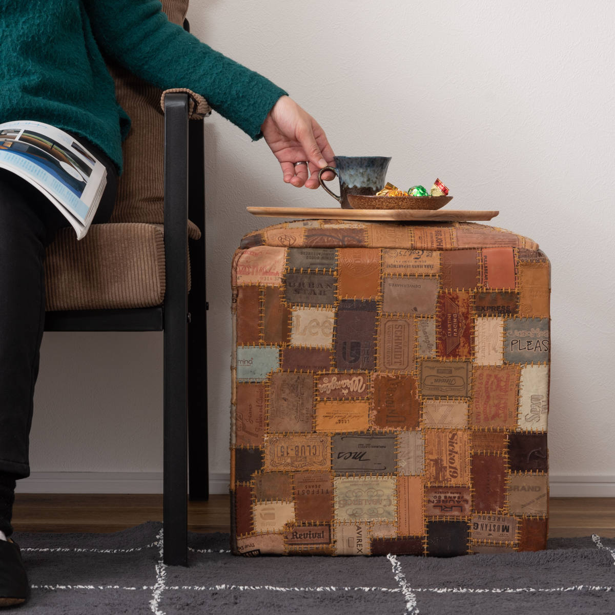 スツール キューブ 高さ44cm おしゃれ パッチワーク 完成品 ( 椅子 チェア 腰掛け イス ヴィンテージ調 本革 合皮 サイドテーブル オットマン 軽量 四角 革タグ サブチェア 来客用 リビング キッチン 玄関 簡易テーブル 軽い )