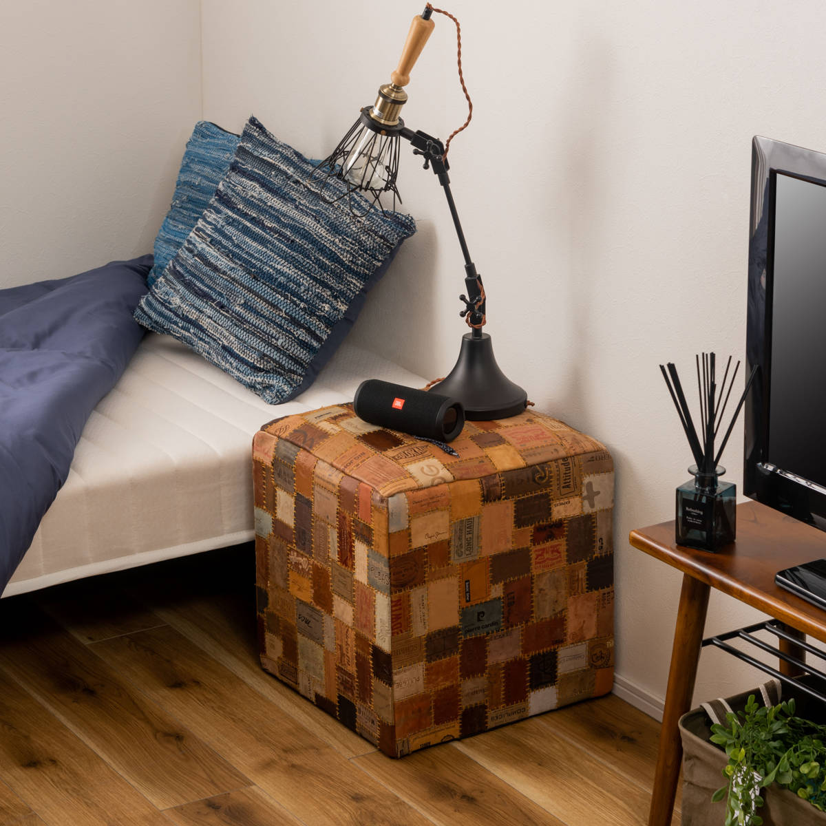 スツール キューブ 高さ44cm おしゃれ パッチワーク 完成品 ( 椅子 チェア 腰掛け イス ヴィンテージ調 本革 合皮 サイドテーブル オットマン 軽量 四角 革タグ サブチェア 来客用 リビング キッチン 玄関 簡易テーブル 軽い )