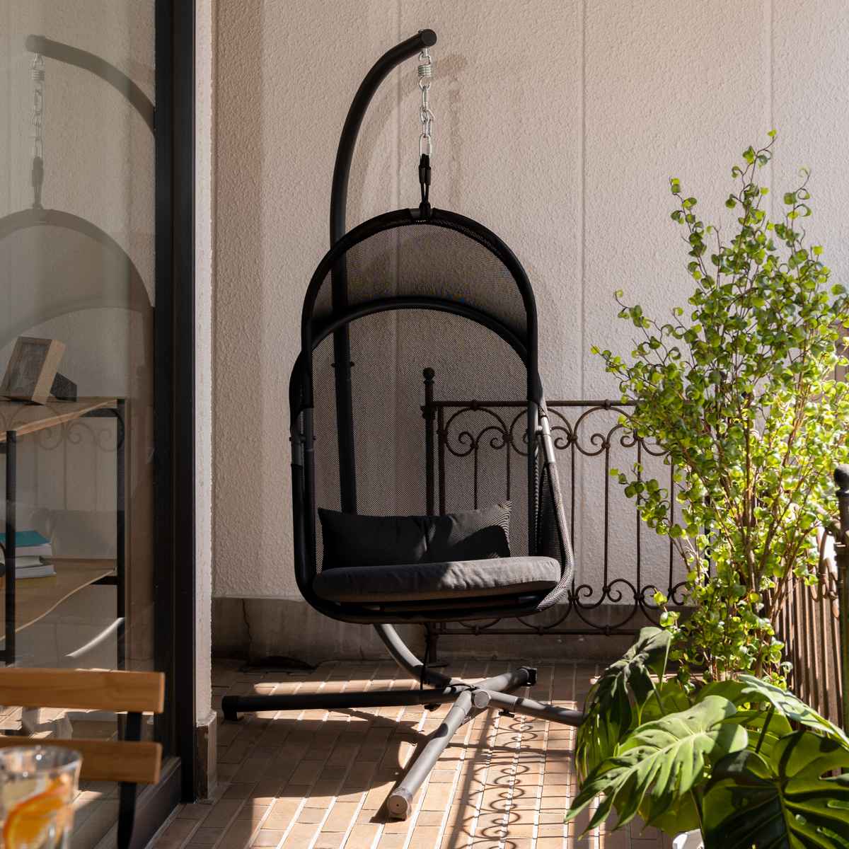 ハンギングチェア 1人掛け 屋外 （ チェア 椅子 リビング テラス リラックスチェア メッシュ 一人掛け ハンキング アジアンテイスト モノトーン インテリア おしゃれ クッション 日よけ シェード 付き 屋内 ）