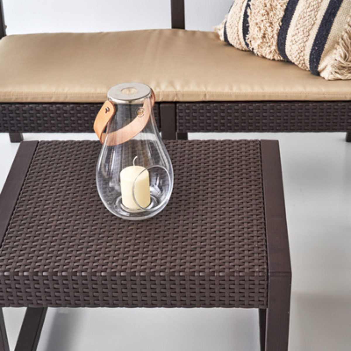 ガーデンリビング 4点セット ソファー テーブル ( ガーデンテーブル ガーデン ソファ 庭 屋外 机 センターテーブル カフェ風 チェア セット モダン アンティーク調 バルコニー クッション付き ラタン風 リゾート 高級感 )