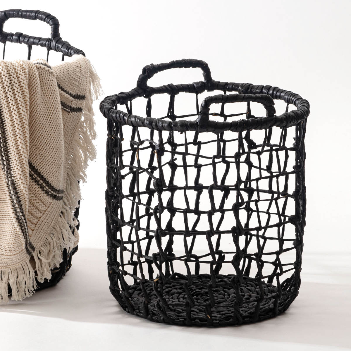 かご M 持ち手付き 天然素材 ウォーターヒヤシンス バスケット 収納 ( カゴ 籠 収納バスケット 収納ケース 入れ物 小物入れ ハンドメイド ラウンド 荷物入れ 衣類収納 ランドリーバスケット 水草 ナチュラル ) 【ブラック】 ブラック