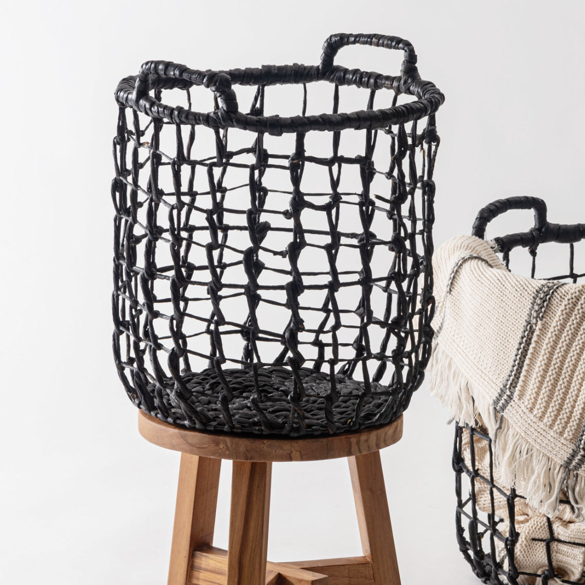 かご M 持ち手付き 天然素材 ウォーターヒヤシンス バスケット 収納 ( カゴ 籠 収納バスケット 収納ケース 入れ物 小物入れ ハンドメイド ラウンド 荷物入れ 衣類収納 ランドリーバスケット 水草 ナチュラル ) 【ブラック】 ブラック