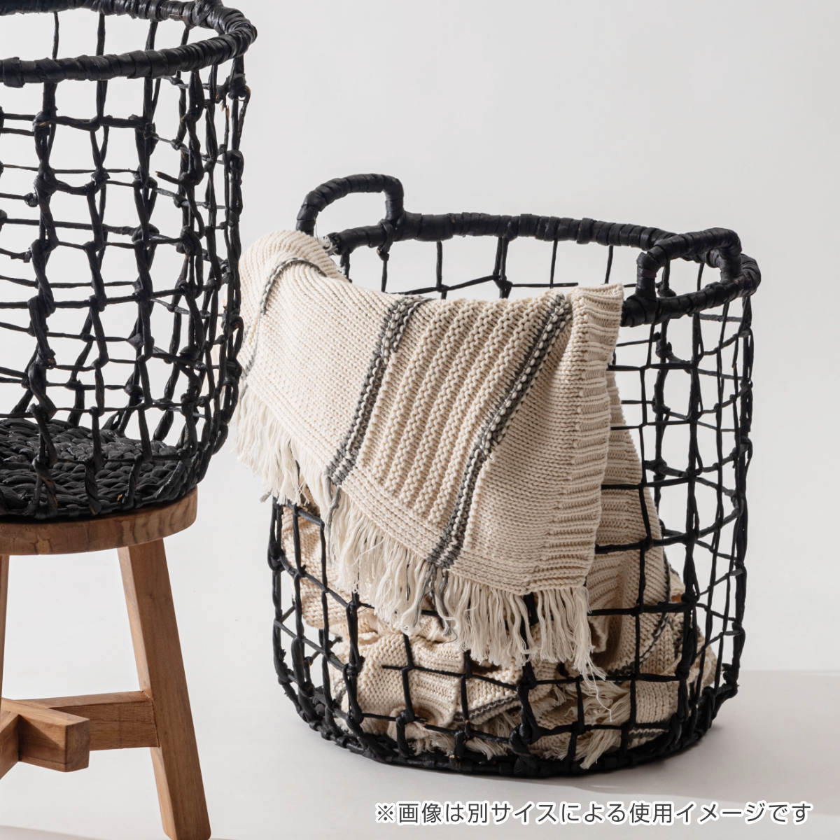 かご M 持ち手付き 天然素材 ウォーターヒヤシンス バスケット 収納 ( カゴ 籠 収納バスケット 収納ケース 入れ物 小物入れ ハンドメイド ラウンド 荷物入れ 衣類収納 ランドリーバスケット 水草 ナチュラル ) 【ブラック】 ブラック