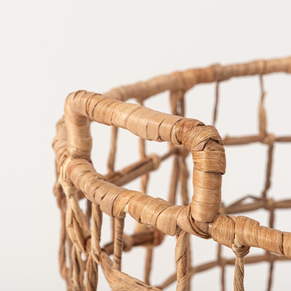 かご M 持ち手付き 天然素材 ウォーターヒヤシンス バスケット 収納 ( カゴ 籠 収納バスケット 収納ケース 入れ物 小物入れ ハンドメイド ラウンド 荷物入れ 衣類収納 ランドリーバスケット 水草 ナチュラル ) 【ブラック】 ブラック