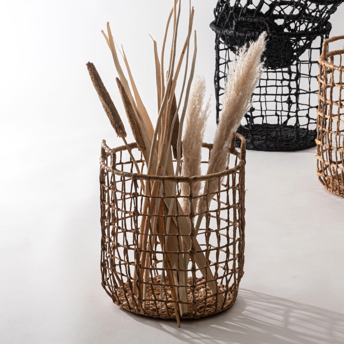 かご M 持ち手付き 天然素材 ウォーターヒヤシンス バスケット 収納 ( カゴ 籠 収納バスケット 収納ケース 入れ物 小物入れ ハンドメイド ラウンド 荷物入れ 衣類収納 ランドリーバスケット 水草 ナチュラル ) 【ブラック】 ブラック