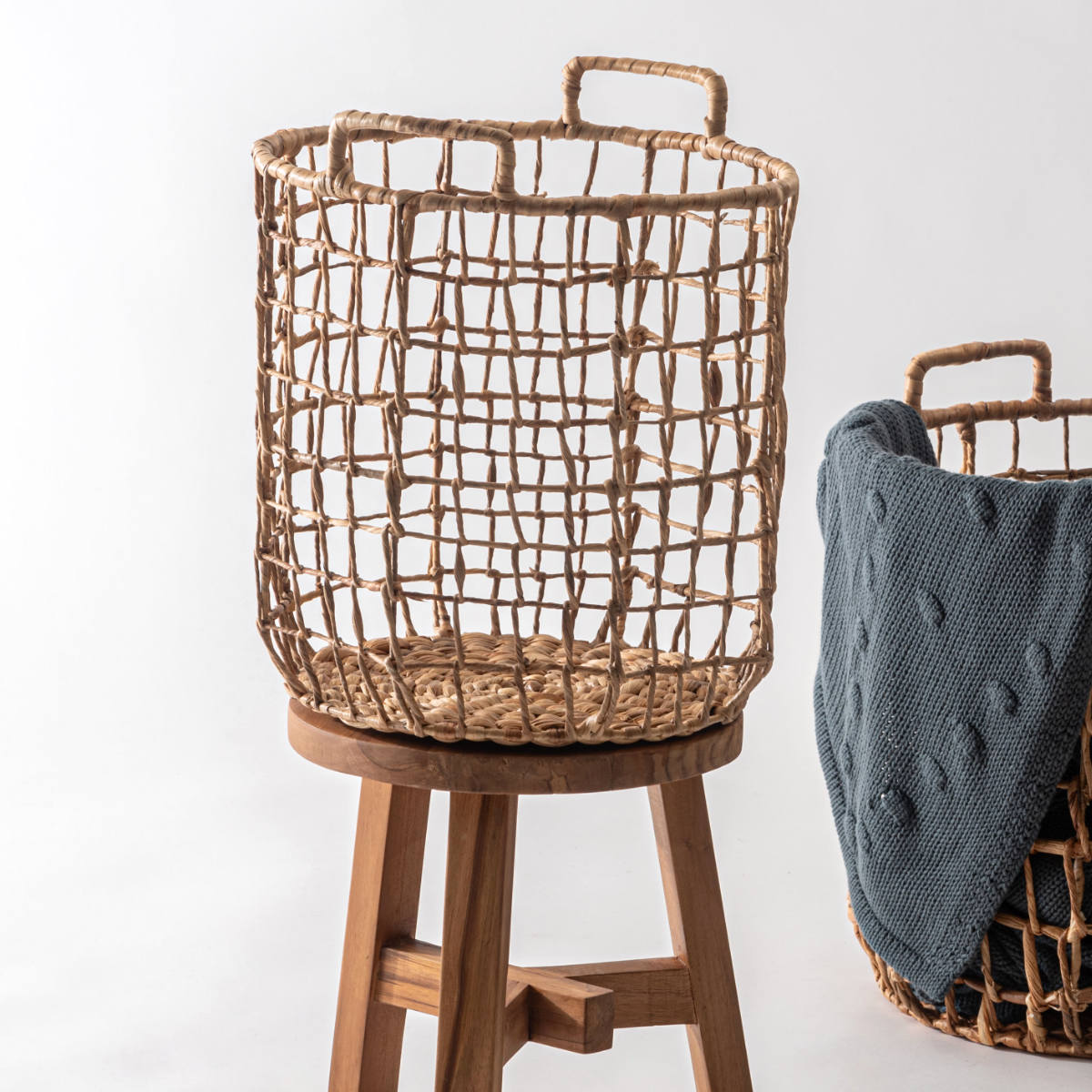 かご M 持ち手付き 天然素材 ウォーターヒヤシンス バスケット 収納 ( カゴ 籠 収納バスケット 収納ケース 入れ物 小物入れ ハンドメイド ラウンド 荷物入れ 衣類収納 ランドリーバスケット 水草 ナチュラル ) 【ブラック】 ブラック