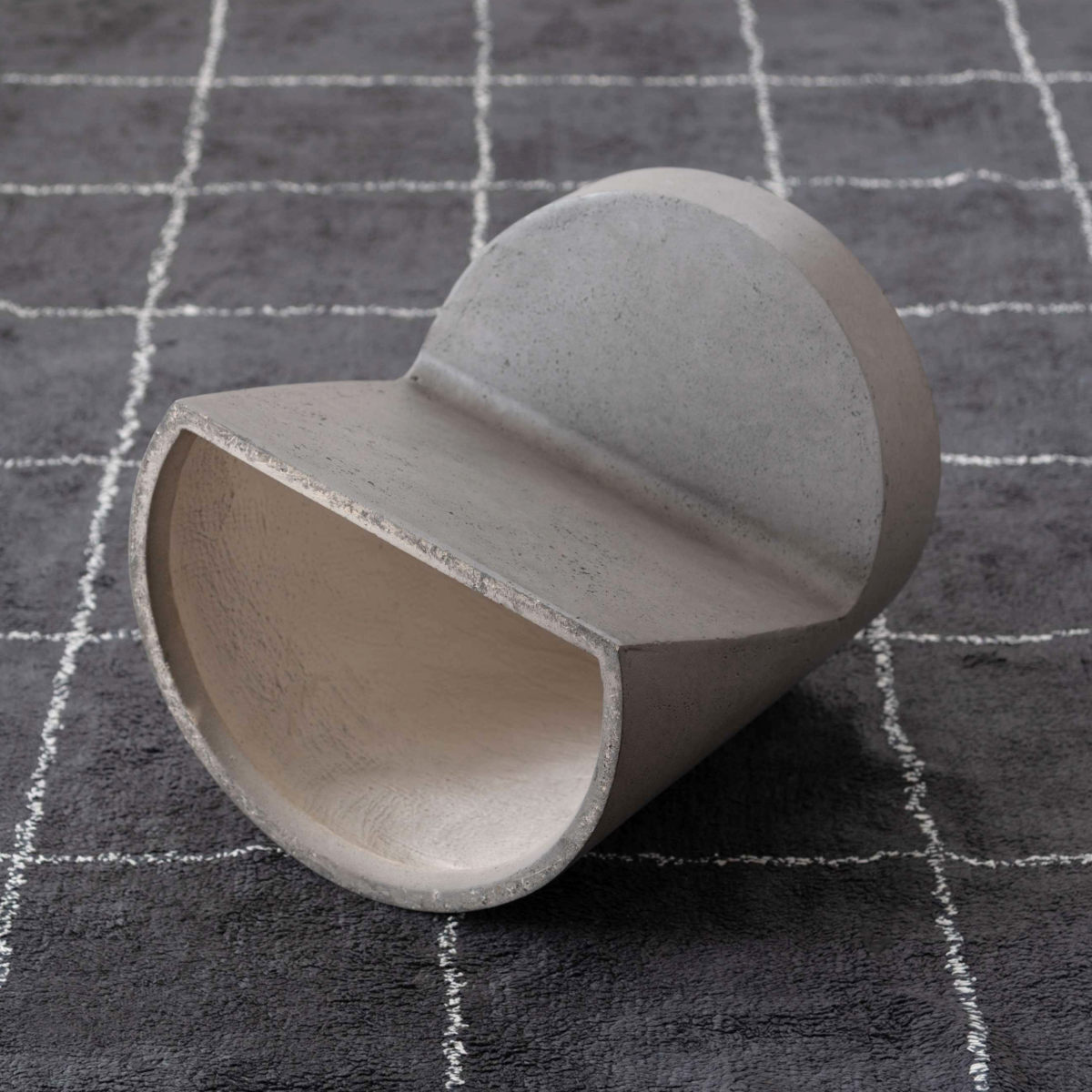 サイドテーブル 高さ46cm 円形 FORMA 軽量 完成品 ( ミニテーブル テーブル ソファサイド ベッドサイド 丸テーブル オブジェ ナイトテーブル コーヒーテーブル ベッドテーブル 玄関 ディスプレイ 飾り台 ) 【グレー】 グレー