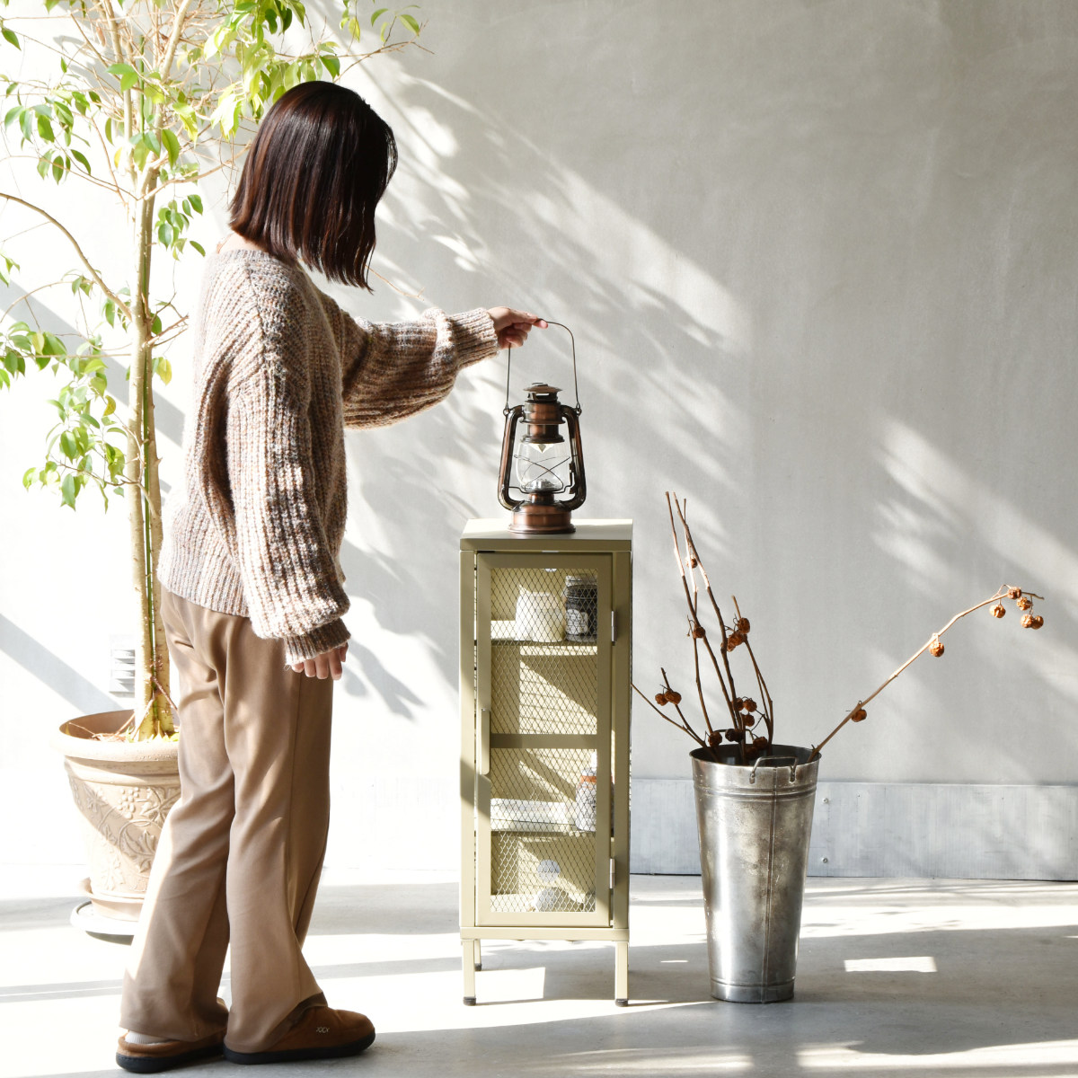 BURUCK スリムメッシュキャビネット 3段 ( キャビネット スチール 扉 片開き メッシュ 棚 幅28cm ラック 飾り棚 スリム ディスプレイ キッチン リビング シューズラック 小物収納 ブラック ホワイト カーキ ) 【カーキ】 カーキ