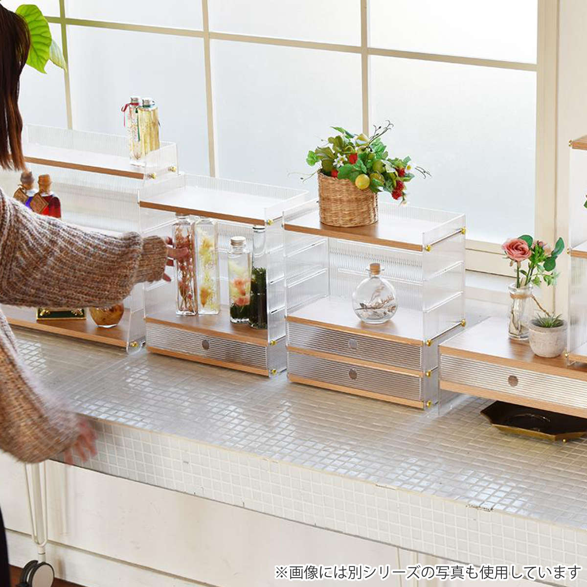 キッチンラック アクリル 引出し 収納棚 1段 ( キッチン収納 スパイスラック 調味料ラック 収納ラック カウンター上 シェルフ 木目調 卓上 ボトルラック デスク収納 リビング コスメ ディスプレイ リブ 透け感 丈夫 おしゃれ )