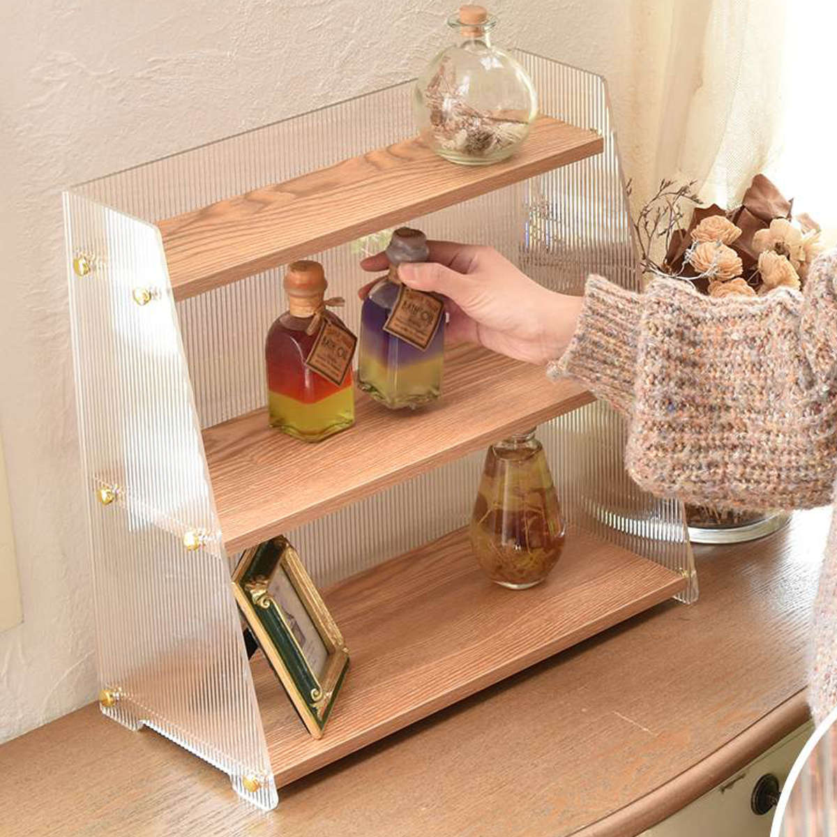 キッチンラック アクリル 三角 収納棚 3段 ( キッチン収納 スパイスラック ディスプレイ ひな壇 収納ラック カウンター上 シェルフ 木目調 卓上 ディスプレイラック デスク収納 リビング コスメ リブ 透け感 丈夫 おしゃれ )