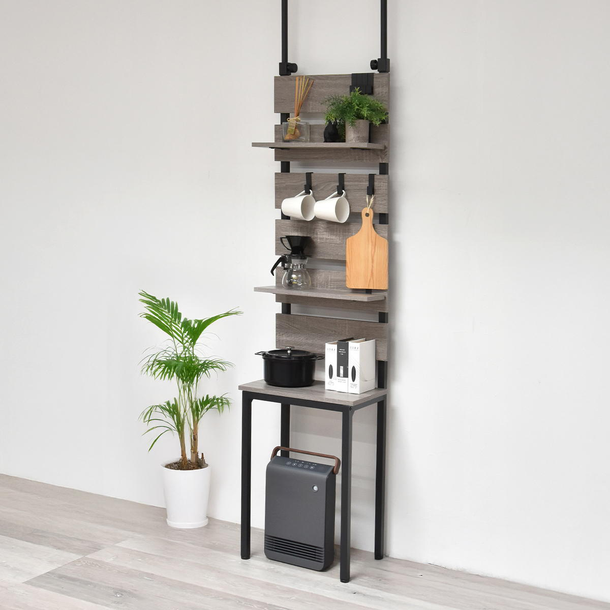 突っ張り 壁面収納 幅45cm 木目調 可動棚 フック付き ( ウォールラック ラダーラック 棚 つっぱり 木目 スリムラック 収納ラック 収納 壁面 ウォールシェルフ オープンラック リビング キッチン フック 棚付き ) 【ホワイト】 ホワイト