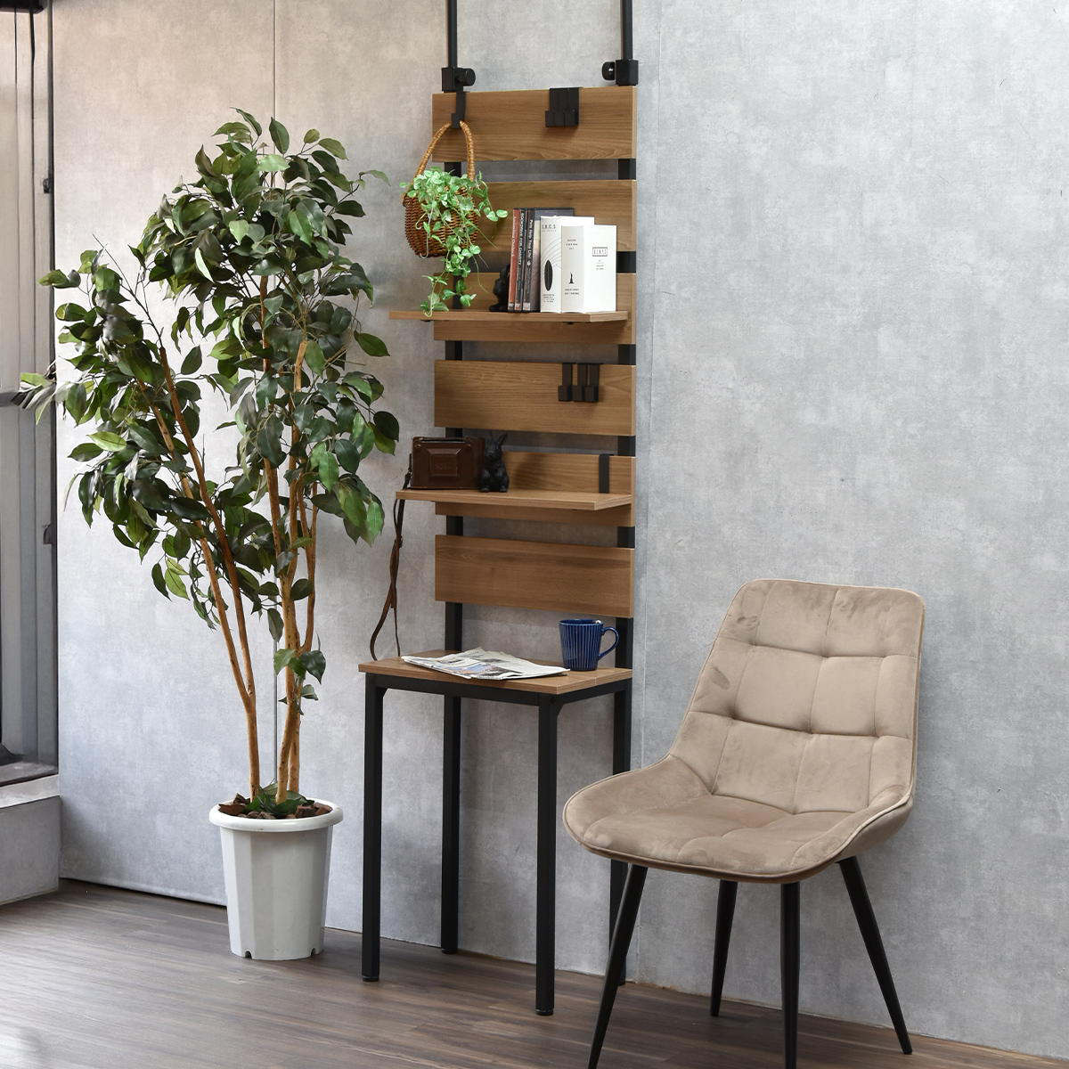 突っ張り 壁面収納 幅45cm 木目調 可動棚 フック付き ( ウォールラック ラダーラック 棚 つっぱり 木目 スリムラック 収納ラック 収納 壁面 ウォールシェルフ オープンラック リビング キッチン フック 棚付き ) 【ホワイト】 ホワイト