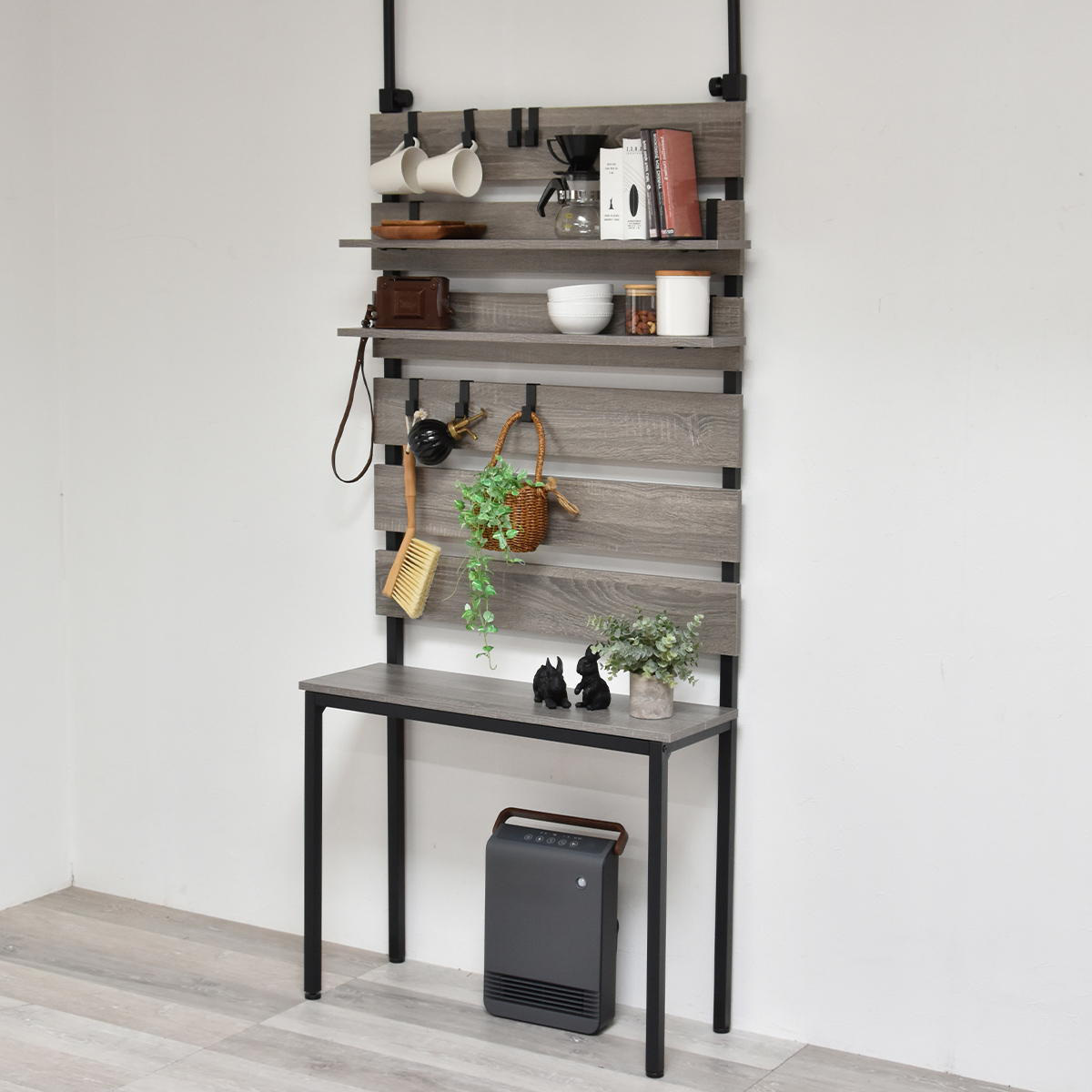 突っ張り 壁面収納 幅80cm 木目調 可動棚 フック付き ( ウォールラック ラダーラック 棚 つっぱり 木目 スリムラック 収納ラック 収納 壁面 ウォールシェルフ オープンラック リビング キッチン フック 棚付き ) 【ライトブラウン】 ライトブラウン