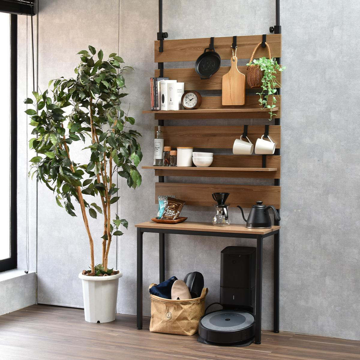 突っ張り 壁面収納 幅80cm 木目調 可動棚 フック付き ( ウォールラック ラダーラック 棚 つっぱり 木目 スリムラック 収納ラック 収納 壁面 ウォールシェルフ オープンラック リビング キッチン フック 棚付き ) 【ライトブラウン】 ライトブラウン