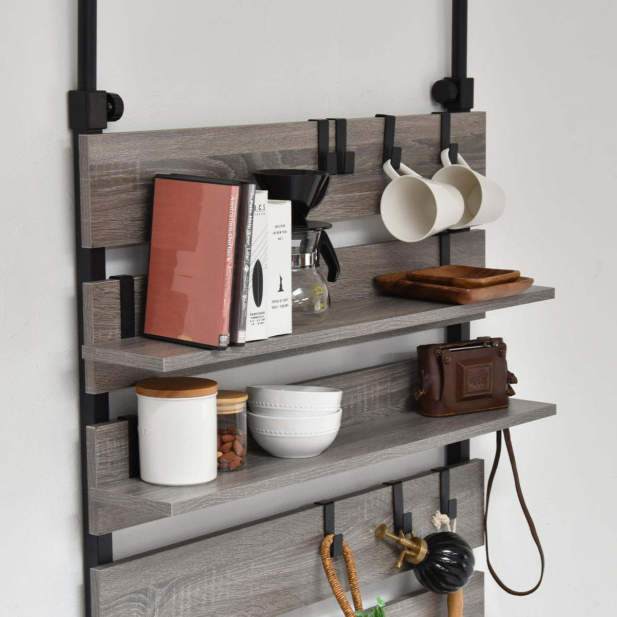 突っ張り 壁面収納 幅80cm 木目調 可動棚 フック付き ( ウォールラック ラダーラック 棚 つっぱり 木目 スリムラック 収納ラック 収納 壁面 ウォールシェルフ オープンラック リビング キッチン フック 棚付き ) 【ライトブラウン】 ライトブラウン