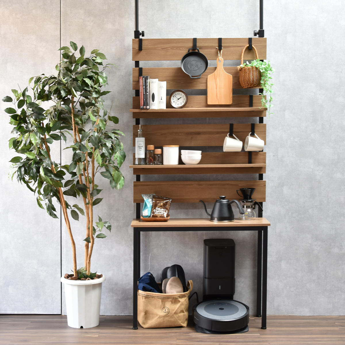 突っ張り 壁面収納 幅80cm 木目調 可動棚 フック付き ( ウォールラック ラダーラック 棚 つっぱり 木目 スリムラック 収納ラック 収納 壁面 ウォールシェルフ オープンラック リビング キッチン フック 棚付き ) 【ライトブラウン】 ライトブラウン