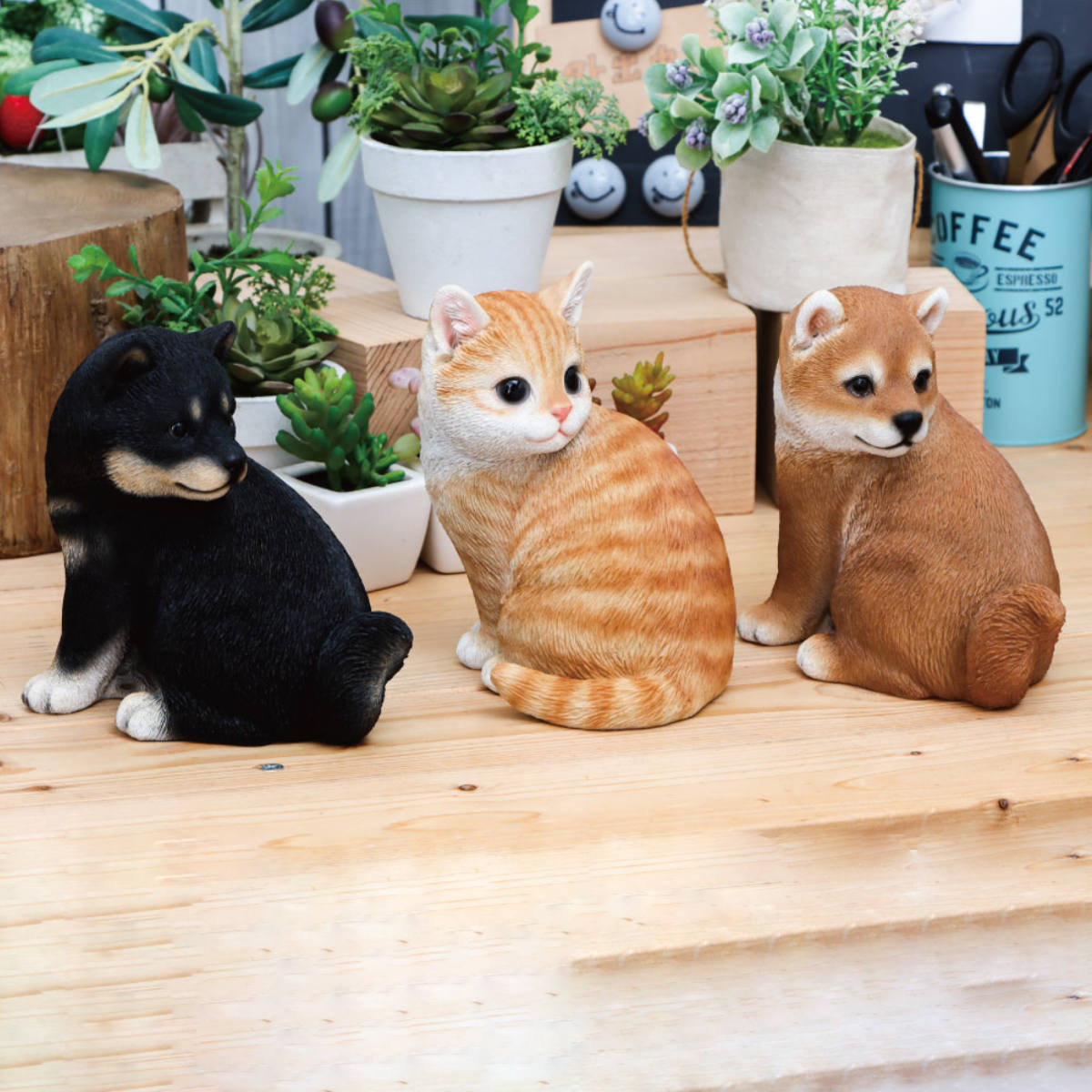 ガーデンオーナメント 犬 猫 呼んだ? ( ガーデニング オーナメント ディスプレイ 飾り 置く ガーデンマスコット いぬ ねこ 玄関 エントランス 庭 ガーデン 雑貨 インテリア 庭飾り ウェルカムオーナメント ) 【柴犬】