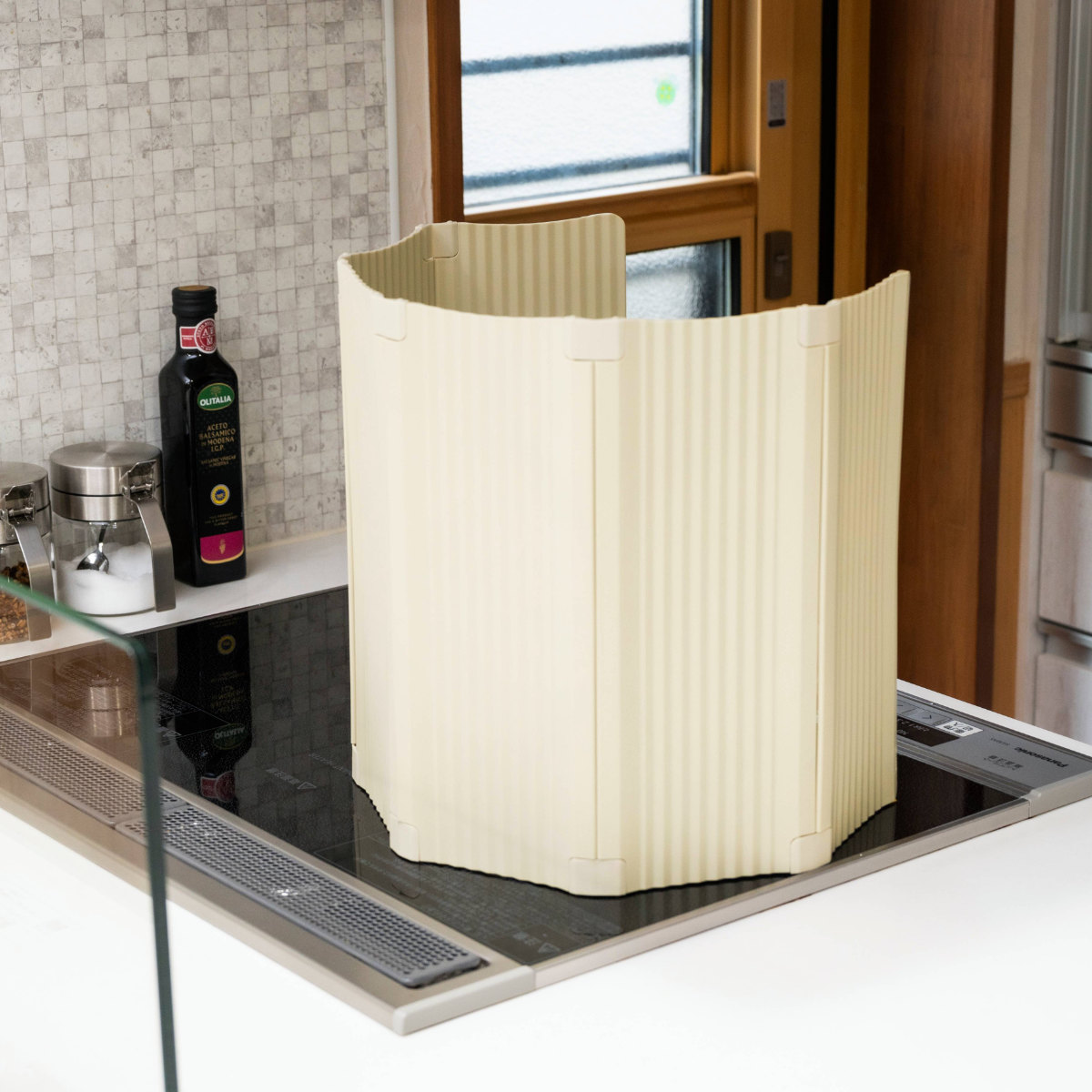 ビーワーススタイル すっきり暮らす 油はねガード IH専用 パネル 6枚タイプ ( レンジガード 油はね 防止 折りたたみ コンパクト IH 使うときだけ 食洗機対応 レンジパネル 油ハネガード IHコンロ用 揚げ物 ) 【ベージュ】 ベージュ