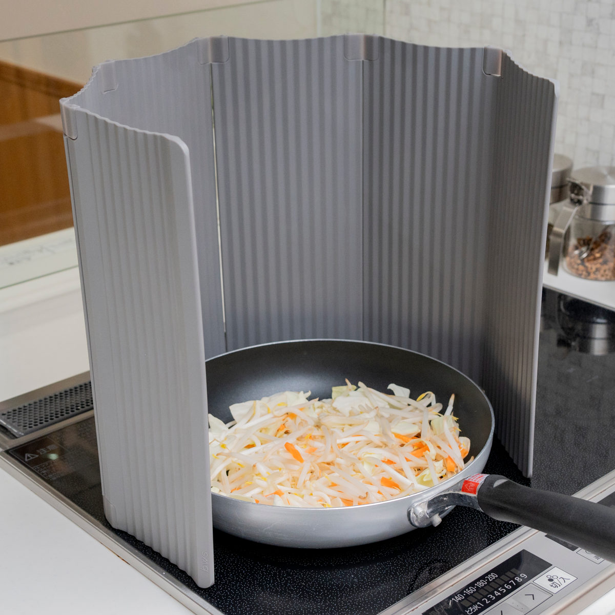 ビーワーススタイル すっきり暮らす 油はねガード IH専用 パネル 6枚タイプ ( レンジガード 油はね 防止 折りたたみ コンパクト IH 使うときだけ 食洗機対応 レンジパネル 油ハネガード IHコンロ用 揚げ物 ) 【ベージュ】 ベージュ