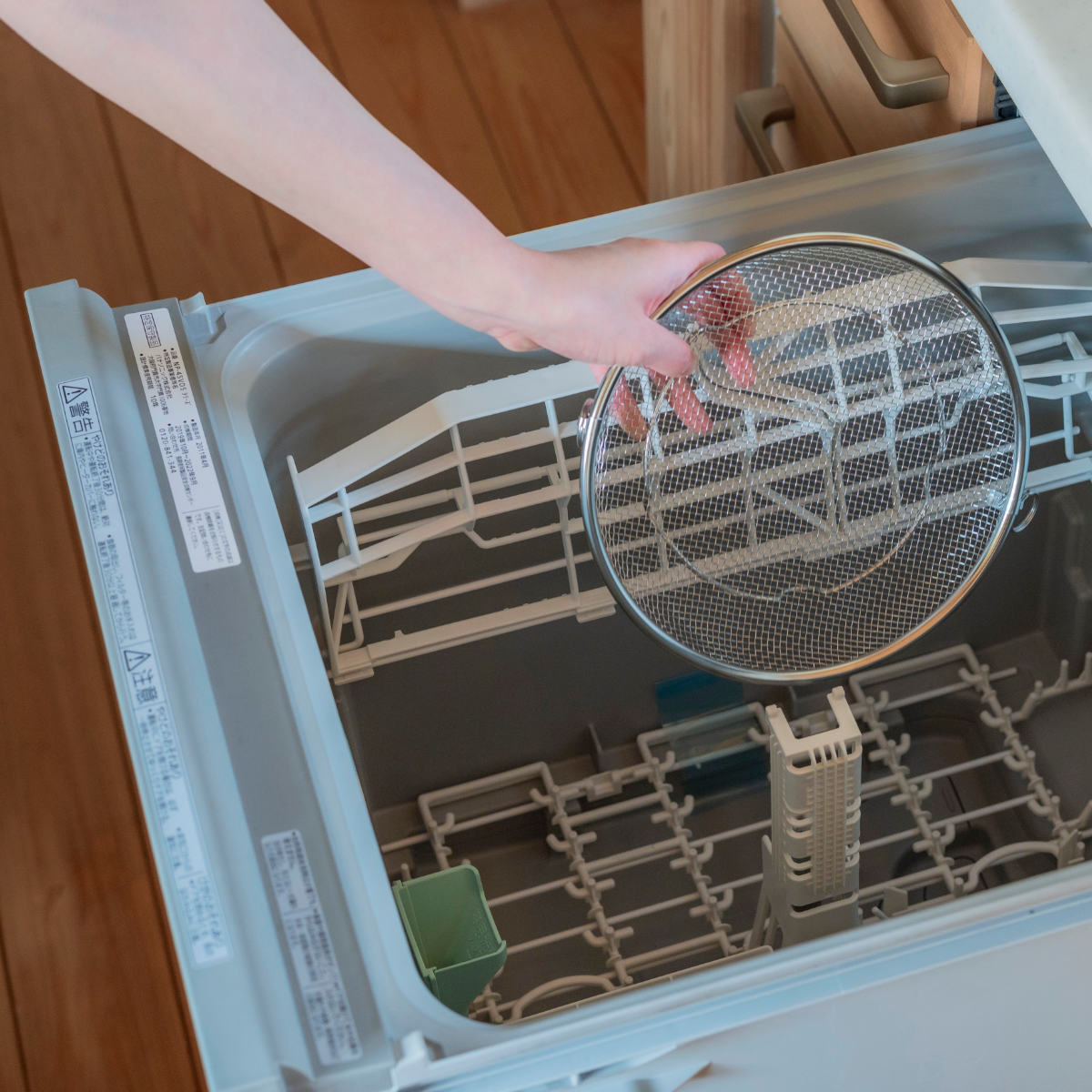 ビーワーススタイル すっきり暮らす盆ざる 22cm 持ち上げフック付き 食洗機対応 ( 盆ざる ざる 水切りザル 丸ザル 浅型 22センチ 盛り付け 水切り 湯切り 油切り 料理 下ごしらえ ステンレス 持ち手付き ステンレス製 日本製 )