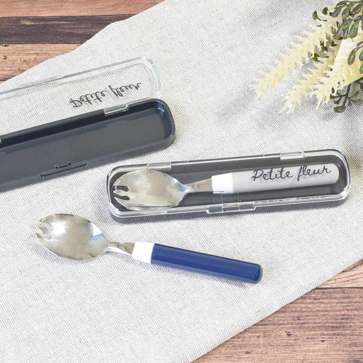 プチフルール 先割れスプーン & ケース ( スプーン 箱 セット お弁当 カトラリー カトラリーセット 日本製 弁当 弁当用 フォーク カトラリーケース 先割れ おしゃれ かわいい クリア ) 【ブルー】 ブルー