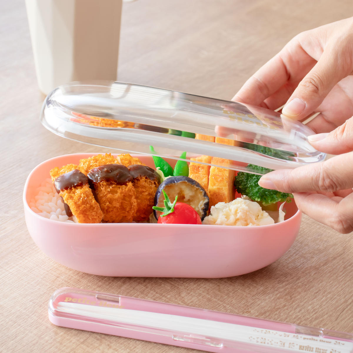弁当箱 600ml プチフルール オーバル 1段 ランチボックス ( お弁当箱 食洗機対応 レンジ対応 ドーム蓋 女子 日本製 食洗機OK レンジOK お弁当 弁当 一段 ランチバンド付き ドーム型 おしゃれ かわいい クリア ) 【ピンク】 ピンク