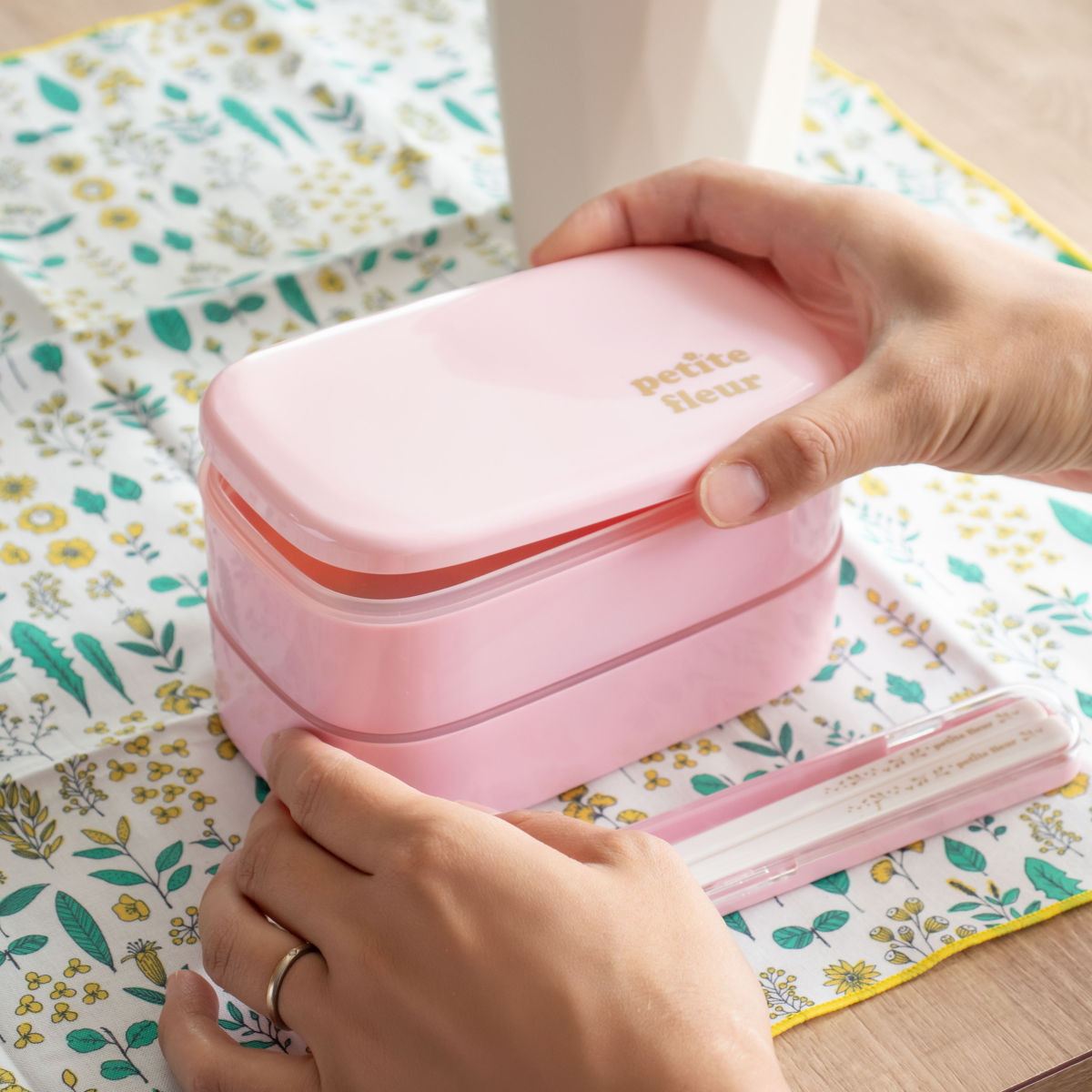 弁当箱 520ml プチフルール オーバル 2段 ランチボックス ( お弁当箱 食洗機対応 レンジ対応 ドーム蓋 女子 日本製 食洗機OK レンジOK お弁当 弁当 二段 ランチバンド付き ドーム型 おしゃれ かわいい クリア ) 【ブルー】 ブルー