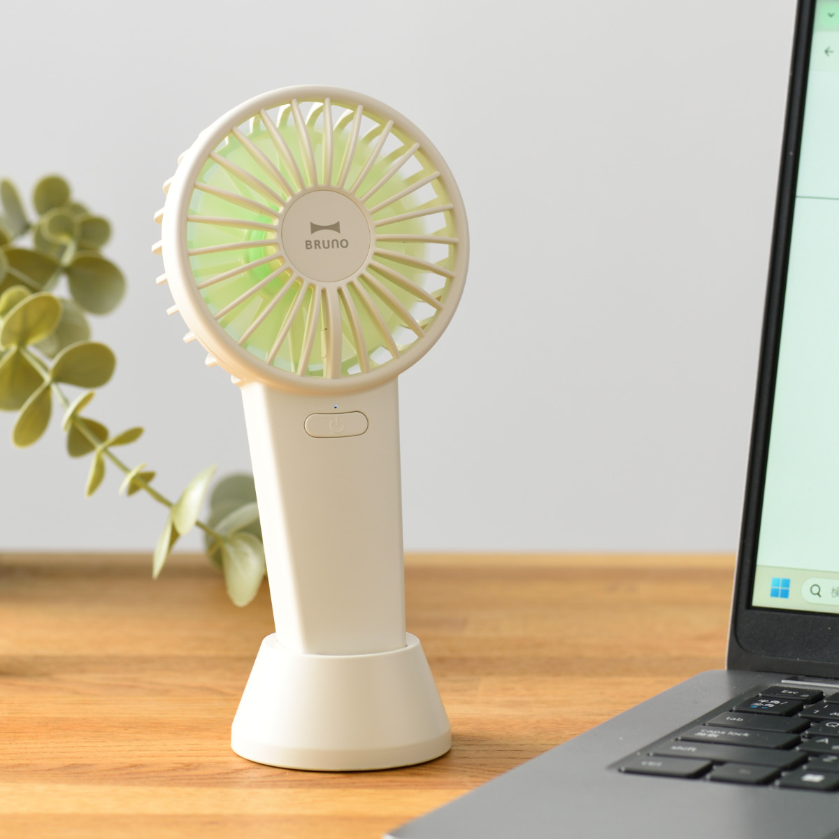 BRUNO ハンディファン コンパクト ダブルフルールファン ストラップ付き ( ブルーノ 携帯扇風機 ミニ扇風機 ショルダー 小型扇風機 卓上扇風機 スタンド付き 自立 角度 調節 クーラー 4段階風量 充電式 熱中症対策 おしゃれ ) 【マーガレットグレージュ】 マーガレットグレージュ