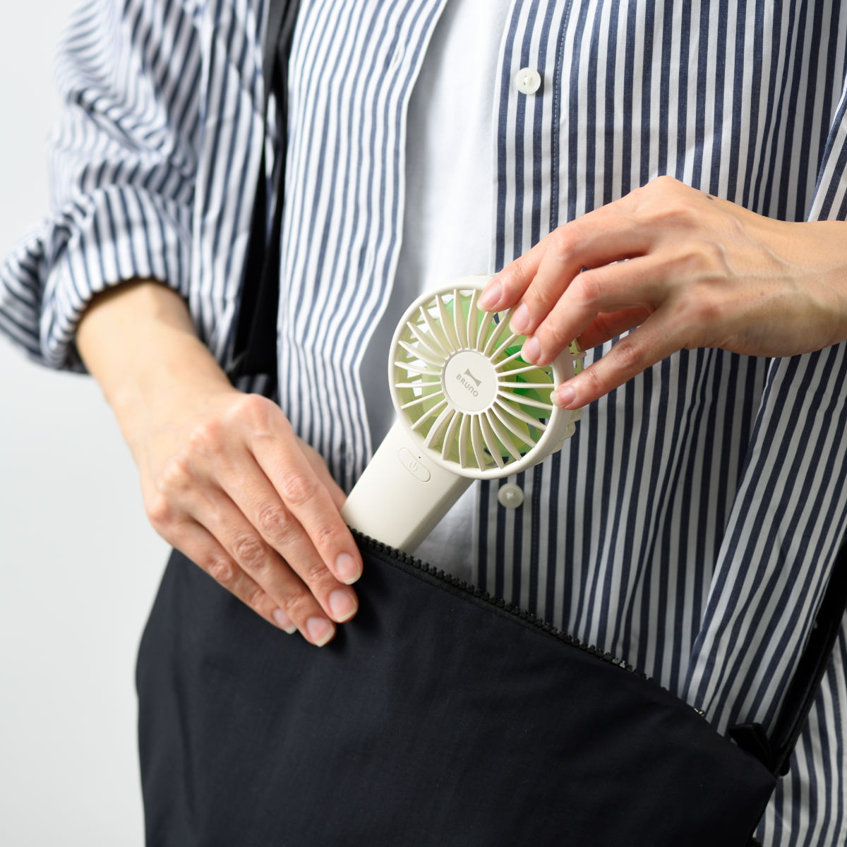 BRUNO ハンディファン コンパクト ダブルフルールファン ストラップ付き ( ブルーノ 携帯扇風機 ミニ扇風機 ショルダー 小型扇風機 卓上扇風機 スタンド付き 自立 角度 調節 クーラー 4段階風量 充電式 熱中症対策 おしゃれ ) 【マーガレットグレージュ】 マーガレットグレージュ