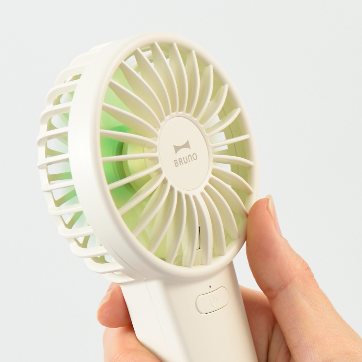 BRUNO ハンディファン コンパクト ダブルフルールファン ストラップ付き ( ブルーノ 携帯扇風機 ミニ扇風機 ショルダー 小型扇風機 卓上扇風機 スタンド付き 自立 角度 調節 クーラー 4段階風量 充電式 熱中症対策 おしゃれ ) 【マーガレットグレージュ】 マーガレットグレージュ