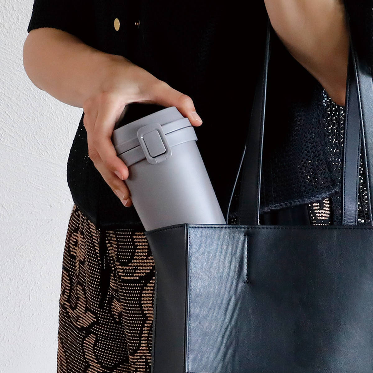 水筒 550ml holms ワンタッチタンブラー 550 ( ワンタッチ 直飲み 保温 保冷 食洗機対応 マグ ステンレスボトル 食洗機OK 直のみ ワンプッシュ マイボトル マグボトル ステンレス製 ダイレクトボトル ) 【ダークグレー】 ダークグレー