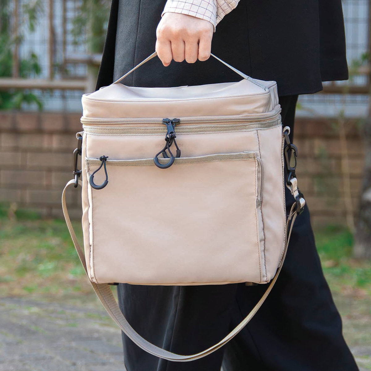 クーラーボックス 保冷ボックスバッグ maneuver クーラーバッグ ( ソフトクーラー ショルダーベルト付き バッグ ソフトタイプ コンパクト 保冷ランチバッグ ポケット付き ボックス ショルダーバッグ バック ) 【ベージュ】 ベージュ