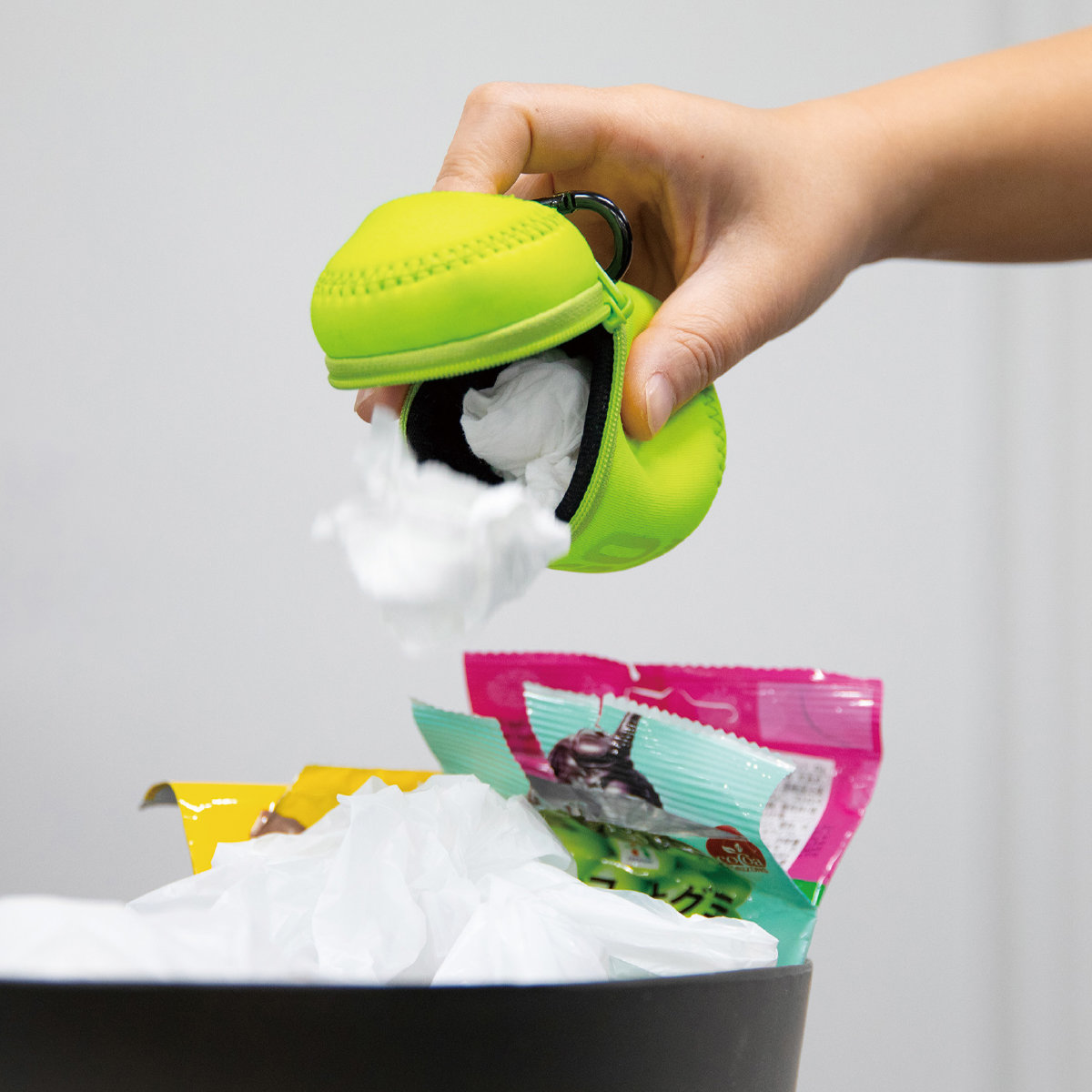 携帯ゴミ箱 GO THROW 携帯ゴミ入れ ポッシュ ( 持ち運び 携帯用 ゴミ箱 ゴミ入れ 小物入れ ミニポーチ ケース レジャー アウトドア カラビナ付き マルチケース 持ち歩き マルチポーチ 洗える ) 【ブラック】 ブラック