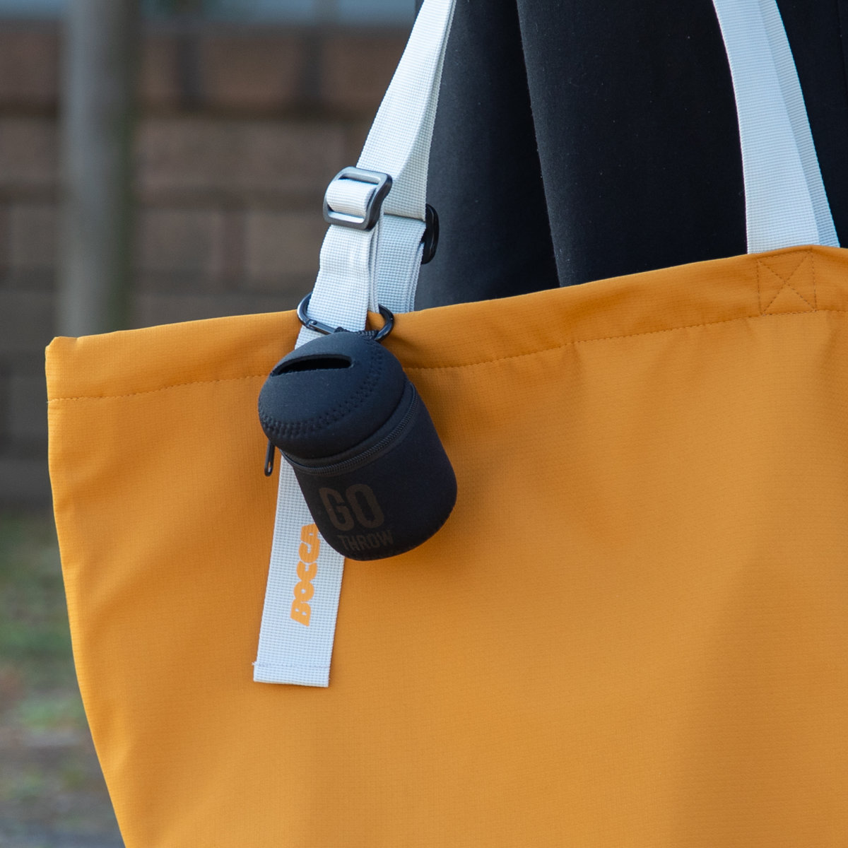 携帯ゴミ箱 GO THROW 携帯ゴミ入れ ポッシュ ( 持ち運び 携帯用 ゴミ箱 ゴミ入れ 小物入れ ミニポーチ ケース レジャー アウトドア カラビナ付き マルチケース 持ち歩き マルチポーチ 洗える ) 【ブラック】 ブラック