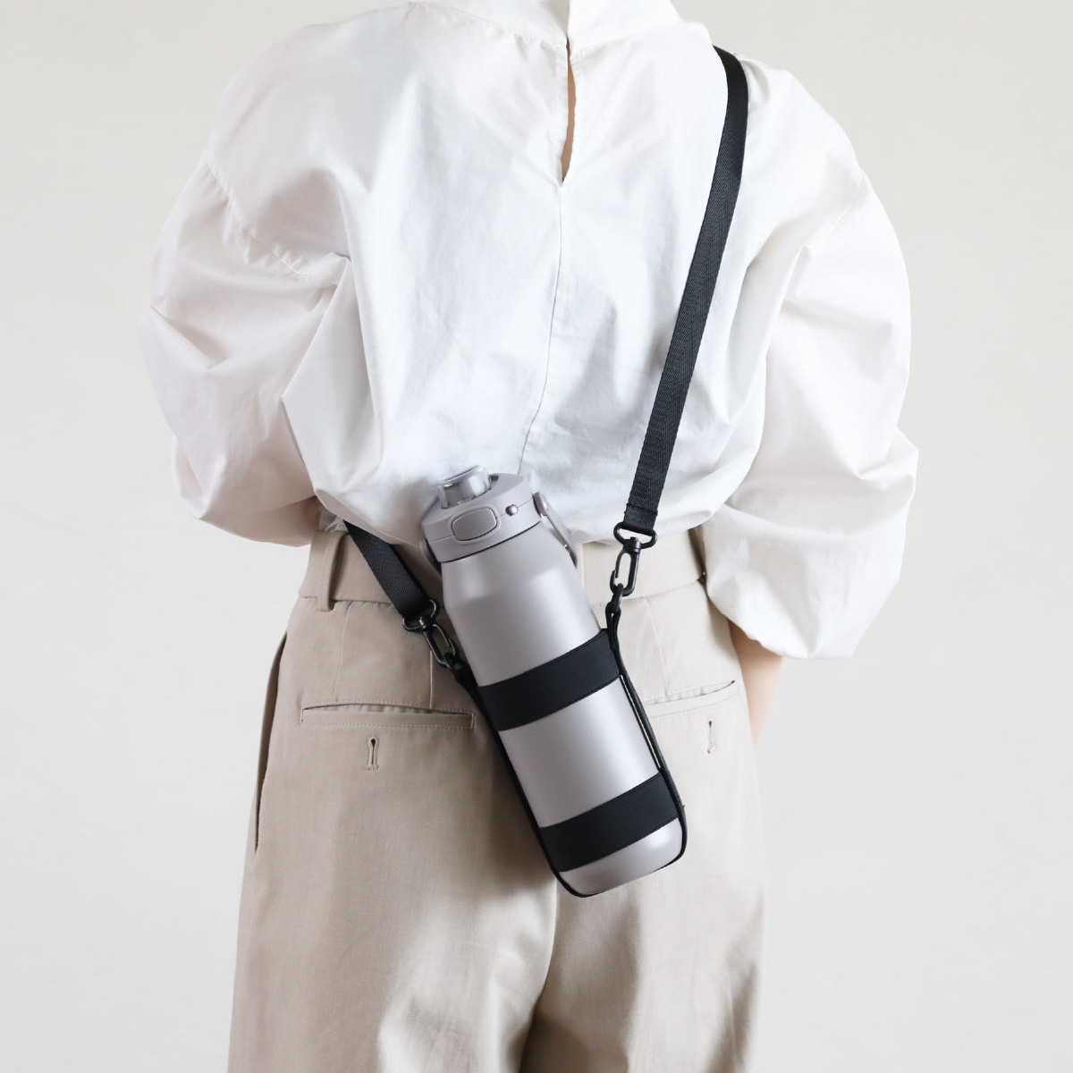 伸縮ボトルホルダー maneuver ( 伸縮 ボトルホルダー ホルダー カバー ボトルカバー ペットボトル マイボトル 水筒カバー ケース ショルダーベルト ボトルケース 持ち歩き お洒落 ) 【ブラック】 ブラック