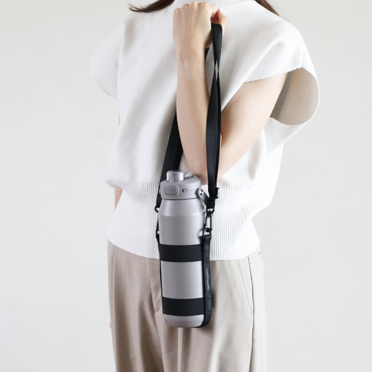 伸縮ボトルホルダー maneuver ( 伸縮 ボトルホルダー ホルダー カバー ボトルカバー ペットボトル マイボトル 水筒カバー ケース ショルダーベルト ボトルケース 持ち歩き お洒落 ) 【ブラック】 ブラック