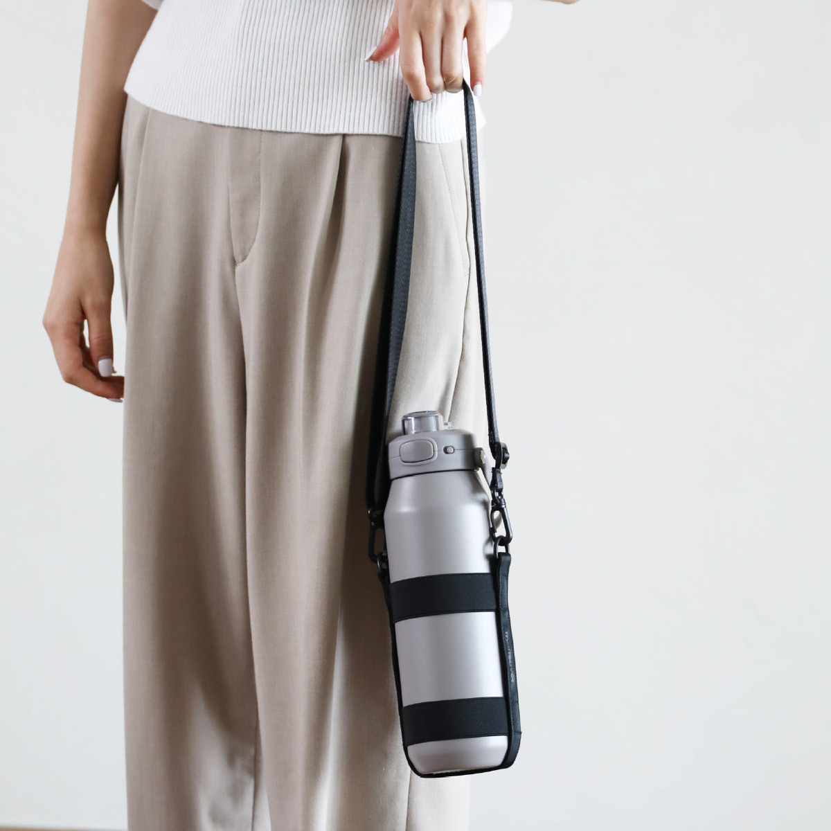 伸縮ボトルホルダー maneuver ( 伸縮 ボトルホルダー ホルダー カバー ボトルカバー ペットボトル マイボトル 水筒カバー ケース ショルダーベルト ボトルケース 持ち歩き お洒落 ) 【ブラック】 ブラック