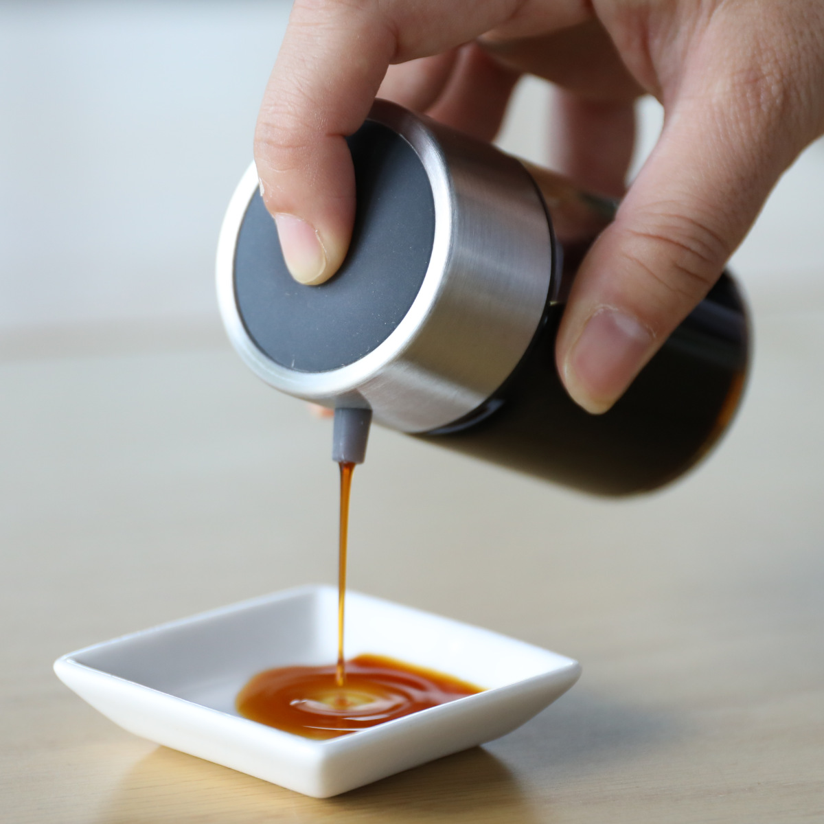 醤油さし 80ml atomico 食洗機対応 耐熱ガラス製 ( アトミコ 醤油入れ しょうゆ差し しょう油差し しょうゆ入れ しょう油入れ 醤油注ぎ ガラス製 卓上 調味料 入れ 容器 ボトル 保管 保存 プッシュ式 ミニ コンパクト おしゃれ )