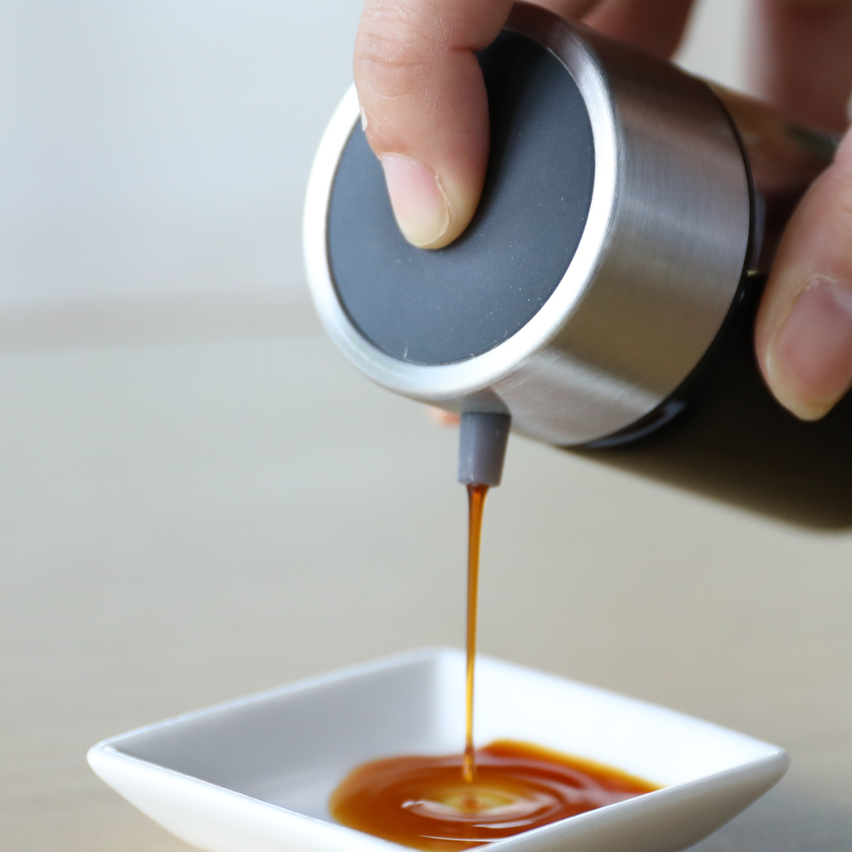 醤油さし 80ml atomico 食洗機対応 耐熱ガラス製 ( アトミコ 醤油入れ しょうゆ差し しょう油差し しょうゆ入れ しょう油入れ 醤油注ぎ ガラス製 卓上 調味料 入れ 容器 ボトル 保管 保存 プッシュ式 ミニ コンパクト おしゃれ )