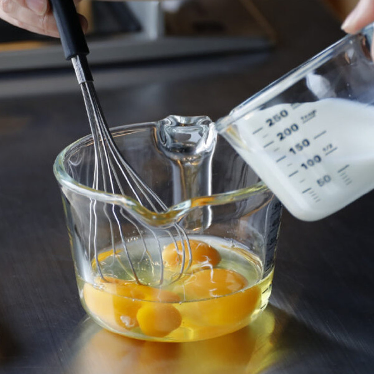 計量カップ atomico 500ml Mサイズ 耐熱ガラス 取っ手付き ( アトミコ 計量コップ メジャーカップ 計量器具 目盛り付き 食洗機対応 電子レンジ対応 冷凍対応 オーブン対応 メモリ 耐熱 ガラス製 注ぎ口付き 製菓道具 お菓子作り )