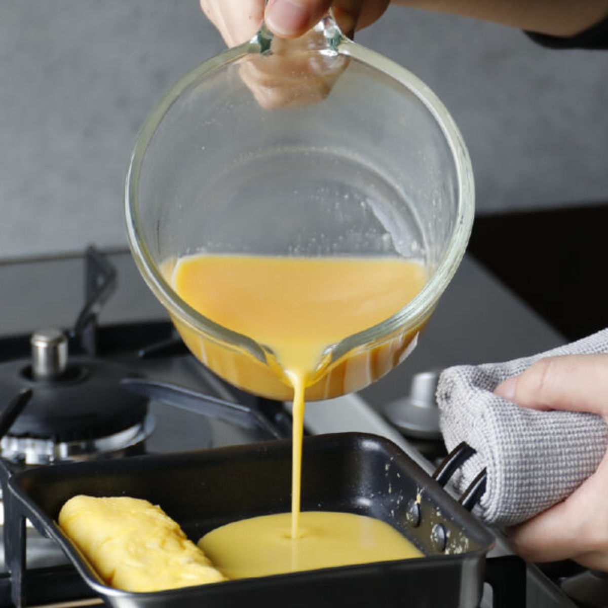 計量カップ atomico 500ml Mサイズ 耐熱ガラス 取っ手付き ( アトミコ 計量コップ メジャーカップ 計量器具 目盛り付き 食洗機対応 電子レンジ対応 冷凍対応 オーブン対応 メモリ 耐熱 ガラス製 注ぎ口付き 製菓道具 お菓子作り )